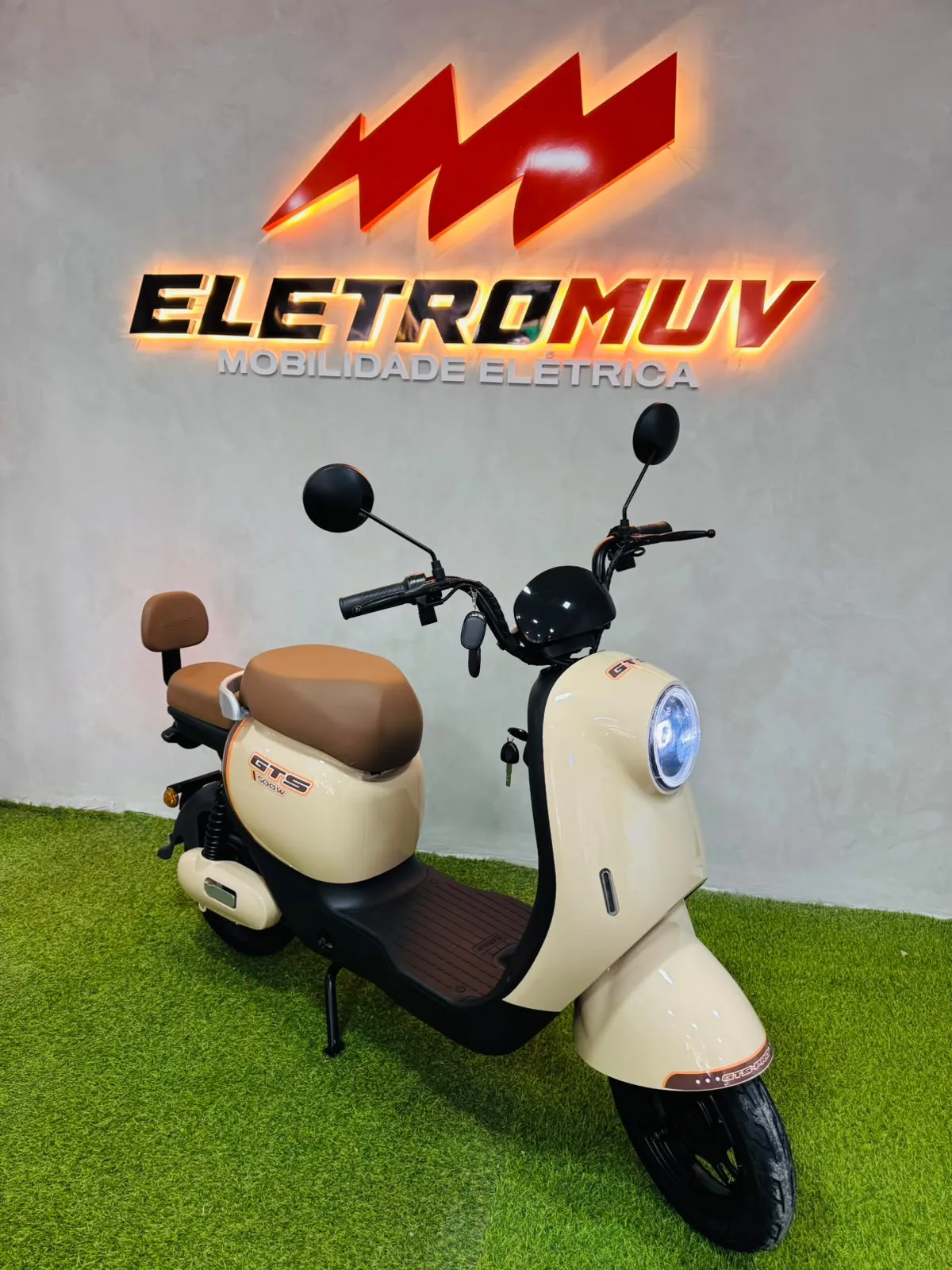 Scooter elétrica GTS Retrô bege com banco marrom